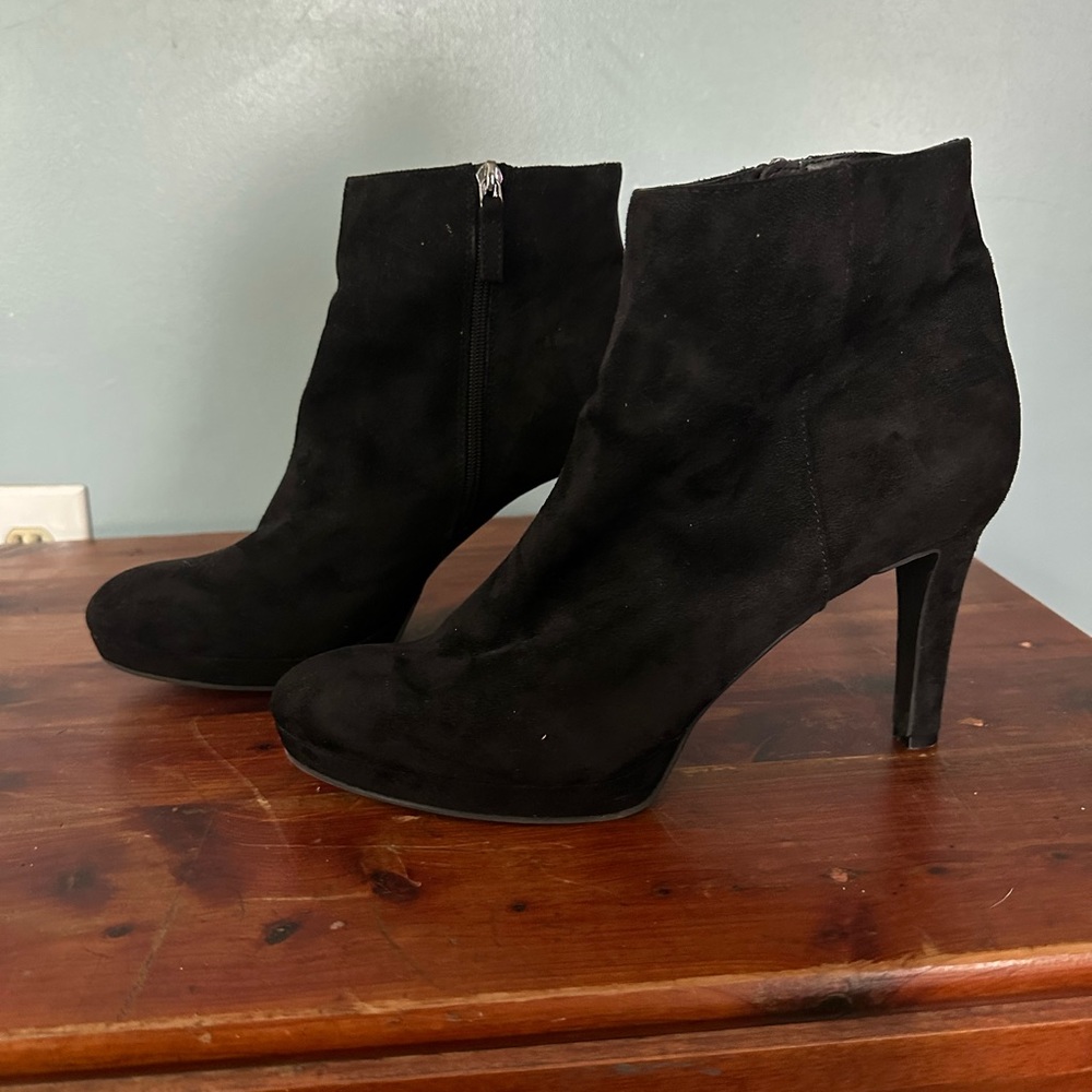 Isaac Mizrahi Shelby Suede Dress Bootie, black